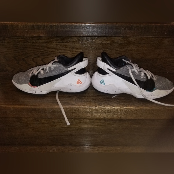 Children Nike shoes - Picture 4 of 10